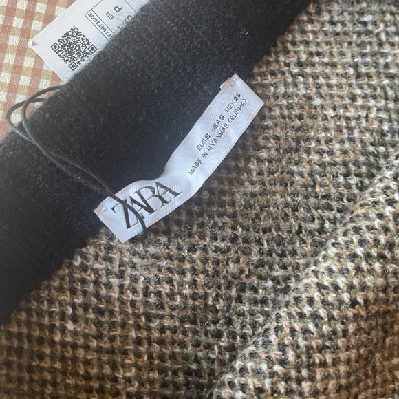 Zara Camouflage print sweater skirt.
NWT. Small - Picture 4 of 13